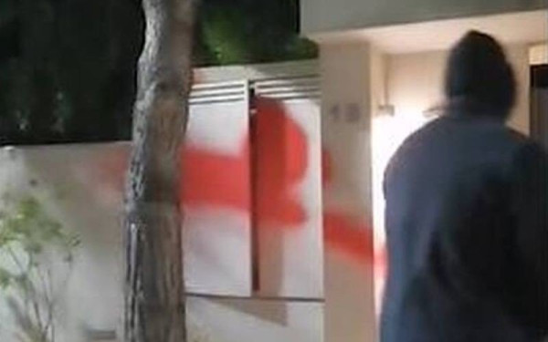 Παρέμβαση Ρουβίκωνα στο σπίτι του υπουργού Επικρατείας, Γιώργου Γεραπετρίτη - Πέταξαν μπογιές