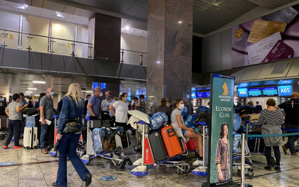 Παραλλαγή Όμικρον: Εκατοντάδες άνθρωποι αναζητούν τρόπο να φύγουν από Αφρική - Έως και 2.000 τα εισιτήρια 