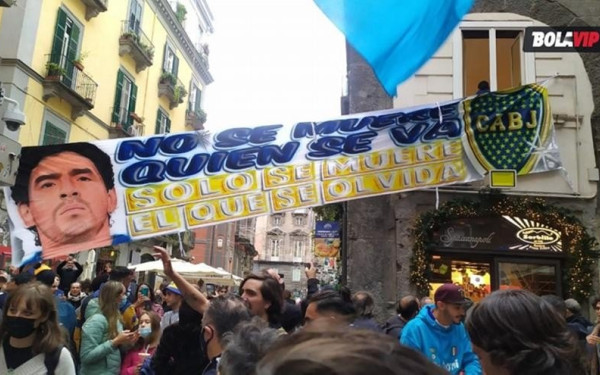 Οπαδοί της Μπόκα τιμούν τη μνήμη του Μαραντόνα στους δρόμους της Νάπολι (βίντεο)