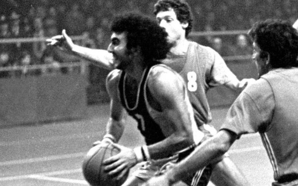 Νίκος Γκάλης: Σαν σήμερα, η πρώτη "παράσταση" του "γκάνγκστερ" στην Ελλάδα (βίντεο) 