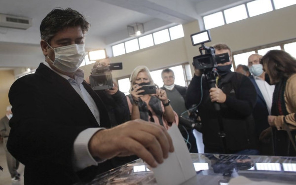 Ψήφισαν για πρόεδρο του ΚΙΝΑΛ ο σύζυγος και η κόρη της Φ. Γεννηματά (φωτ.)