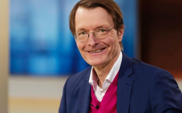 Γερμανός υπουργός Υγείας: Αφελής η υπόθεση ότι η πανδημία θα τελειώσει σύντομα