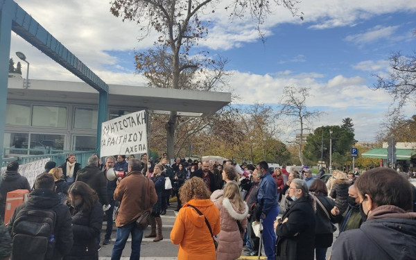 ΑΧΕΠΑ: Συγκέντρωση διαμαρτυρίας από τους υγειονομικούς σε αναστολή