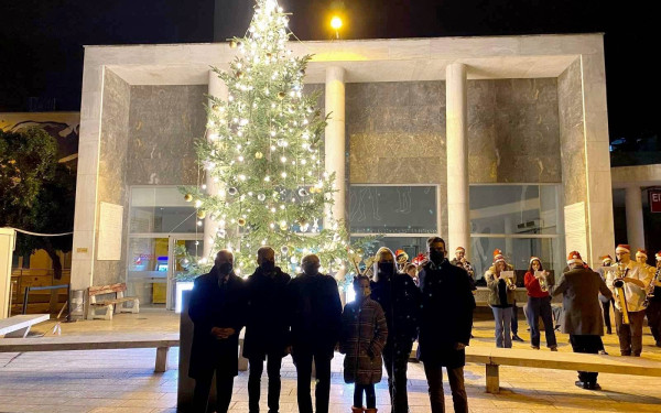 Θεσσαλονίκη: Σε γιορτινούς ρυθμούς οι γειτονιές – Άναψε το δέντρο στο ΑΧΕΠΑ (φωτ, βίντεο)