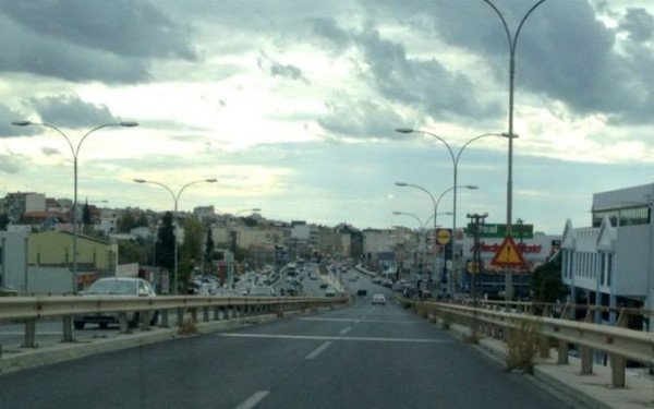 Θεσσαλονίκη: ΙΧ ανετράπη κάτω από τη γέφυρα της Σταυρούπολης