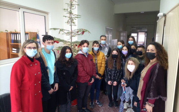 Τα κάλαντα στη νοηματική είπαν μαθητές του Γυμνασίου Νιγρίτας στον δήμαρχο Βισαλτίας (φωτ.)