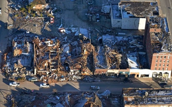 ΗΠΑ: Στο εργοστάσιο κεριών που κατέρρευσε η εταιρεία δεν άφηνε να φύγουν οι εργαζόμενοι ενώ πλησίαζε ο ανεμοστρόβιλος