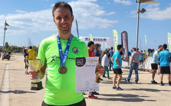 Μπήκε στο βιβλίο ρεκόρ Γκίνες τρέχοντας ημιμαραθώνιο με... σχοινάκι (βίντεο)