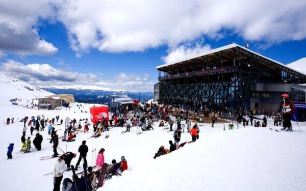 Πού θα κάνουν Χριστούγεννα και Πρωτοχρονιά οι Έλληνες - «Sold out» οι δημοφιλείς προορισμοί 