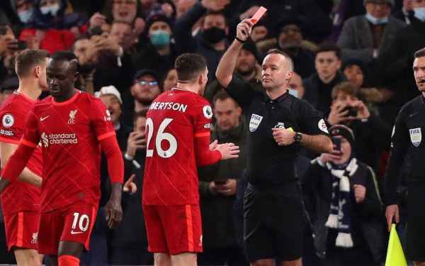 Αγγλία: Αίμα κι άμμος στη ματσάρα Τότεναμ - Λίβερπουλ (βίντεο)