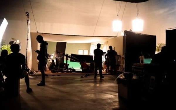 Γιατί γυρίζονται όλο και περισσότερες ξένες κινηματογραφικές ταινίες και σειρές στην Ελλάδα;