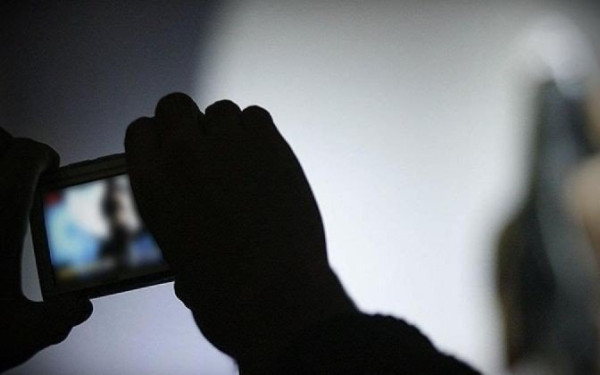 «Καμπανάκι» για τη διακίνηση γυμνών φωτογραφιών μέσω εφαρμογών στα σχολεία - Τι είναι το «φαινόμενο» deep nude (βίντεο)
