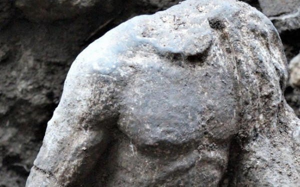 Άγαλμα των αυτοκρατορικών χρόνων αποκαλύφθηκε σε σωστική ανασκαφή στο κέντρο της Βέροιας
