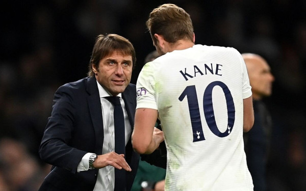 Οι οπαδοί της Τότεναμ αποθεώνουν τον Κόντε που... τρώει σπαγγέτι και μισεί την Τσέλσι (βίντεο)