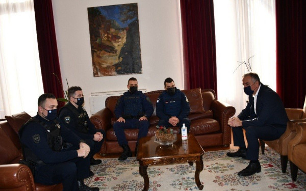 Θεσσαλονίκη: Τους τέσσερις αστυνομικούς που απέτρεψαν γυναικοκτονία συνάντησε ο Στ. Καλαφάτης