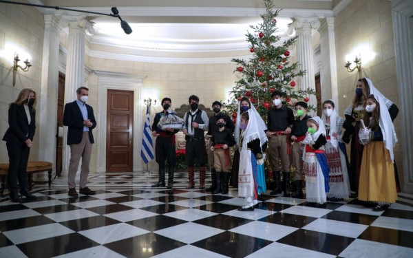 Κάλαντα και μαντινάδες στο Μέγαρο Μαξίμου