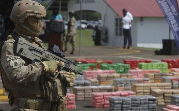 Ναρκωτικά: Επιχείρησαν να τα περάσουν σε πτήση μέσα στις περούκες που φορούσαν