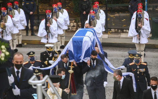 Με τιμές αρχηγού κράτους η ταφή του Κάρολου Παπούλια σήμερα στα Ιωάννινα