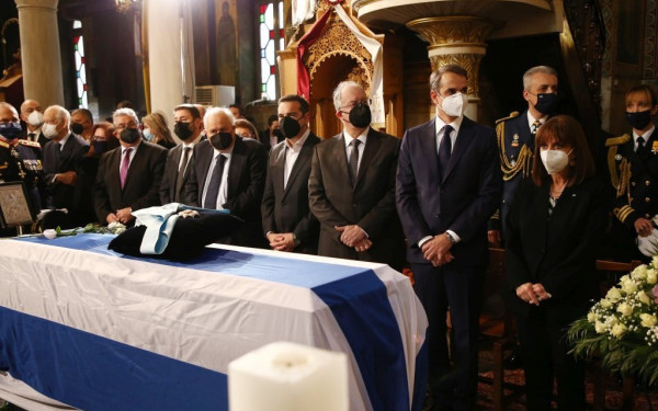 Ύστατο χαίρε στον Κάρολο Παπούλια - Αύριο στα Ιωάννινα η ταφή του (βίντεο-φωτ.)