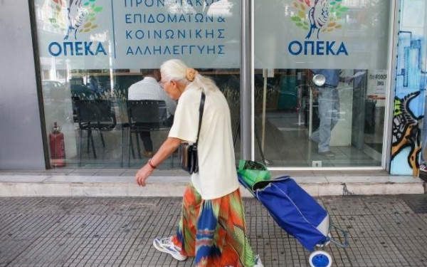 Οι Περιφέρειες ρίχνουν την ευθύνη στον ΟΠΕΚΑ για την καθυστέρηση στο πρόγραμμα βοήθειας σε απόρους