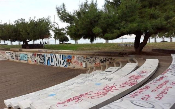 Μαθητές υιοθετούν το δικό τους δέντρο στη νέα παραλία Θεσσαλονίκης