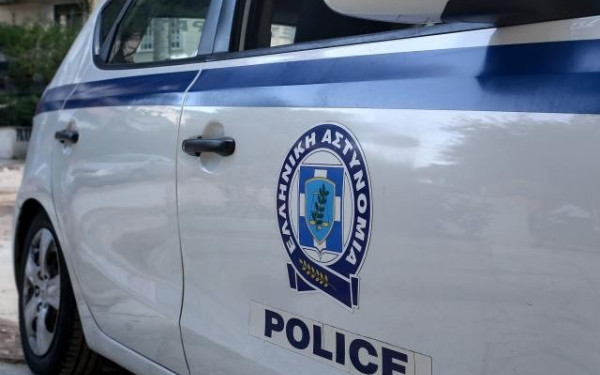 Σέρρες: Άφησαν τα παιδιά τους στο αυτοκίνητο για να φάνε σουβλάκια - Ημιλιπόθυμα από τη ζέστη τα απεγκλώβισαν οι αστυνομικοί