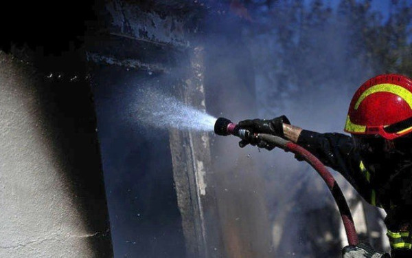 Ρέντη: Ανασύρθηκε χωρίς αισθήσεις ηλικιωμένη μετά από φωτιά σε εγκαταλελειμμένο κτίριο