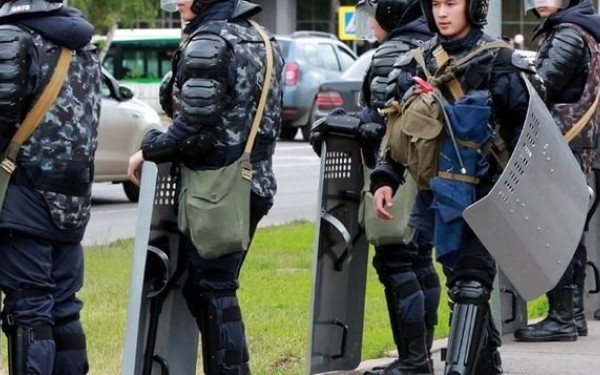 Σάλος στο Καζακστάν: Σημαία της Ουκρανίας εμφανίστηκε σε μεγάλη οθόνη την ώρα της επίσκεψης Πούτιν