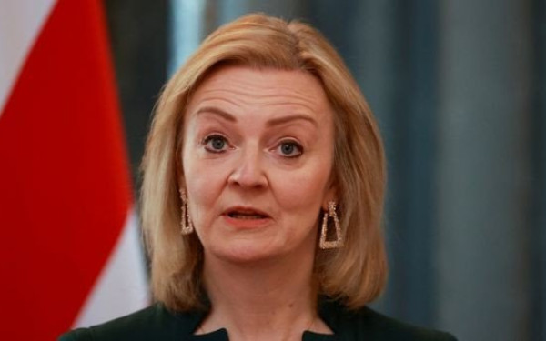 Βρετανία: Όπισθεν ολοταχώς η Τρας εγκαταλείπει το σχέδιο μείωσης του φορολογικού συντελεστή των επιχειρήσεων