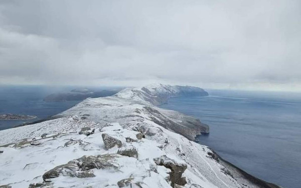 Πρωτοφανές σκηνικό στις Κυκλάδες - Καλύφθηκαν με χιόνι η Πάρος και η Σέριφος (βίντεο)
