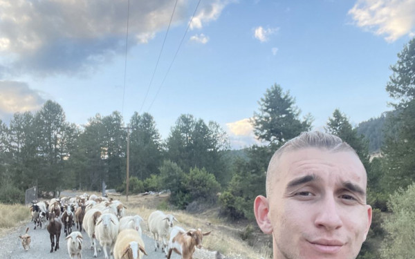 Ο 23χρονος που επέλεξε να ζήσει στην Αετιά Βασιλίτσας με τους μαύρους χοίρους, τα πρόβατα και τα μοσχάρια (φωτ.)