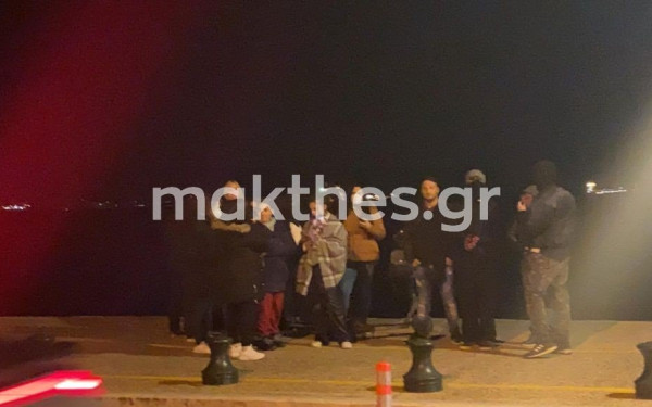 Θεσσαλονίκη: Διαμαρτυρία έξω από γνωστό καφέ μπαρ για τους βιασμούς γυναικών (βίντεο)