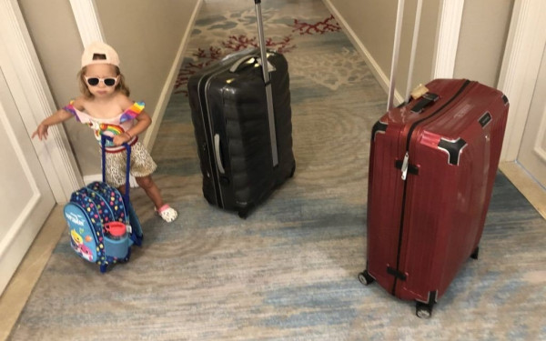 Κοριτσάκι 2,5 ετών ταξίδεψε ήδη σε 12 χώρες - "Μπουσουλάει" από Παρίσι μέχρι Καραϊβική