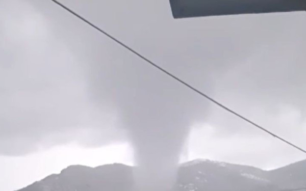 Σκόπελος: Εντυπωσιακός υδροσιφώνας εν μέσω χιονοκαταιγίδας (βίντεο)