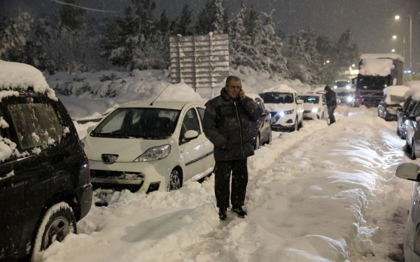 Κακοκαιρία «Ελπίς»: Παραμένουν εγκλωβισμένοι οδηγοί σε δρόμους της Αττικής- Ο στρατός μοιράζει τρόφιμα και κουβέρτες (βίντεο-φωτ.)