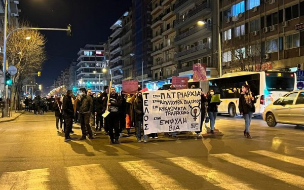 Θεσσαλονίκη: Η υπόθεση της 24χρονης τους έβγαλε στο δρόμο - Διαμαρτυρία για την έμφυλη βία και την κουλτούρα βιασμού (βίντεο & φωτ.)