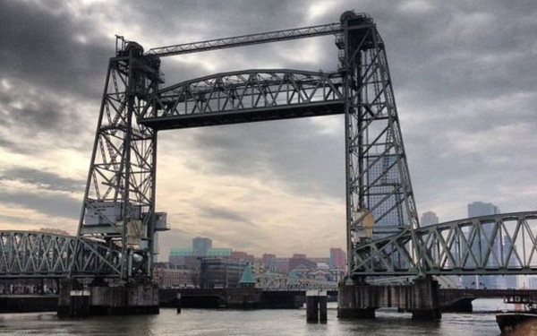 Ο δήμος του Ρότερνταμ θα διαλύσει προσωρινά μία ιστορική γέφυρα για να... περάσει η νέα θαλαμηγός του Τ. Μπέζος (βίντεο)