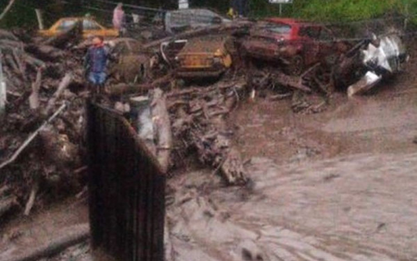 Ισημερινός: Χείμαρροι λάσπης από τις βροχοπτώσεις – 11 νεκροί από κατολίσθηση (βίντεο)