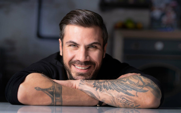 Masterchef: Ο... δίδυμος αδερφός του Άκη Πετρετζίκη στα bootcamps της νέας σεζόν