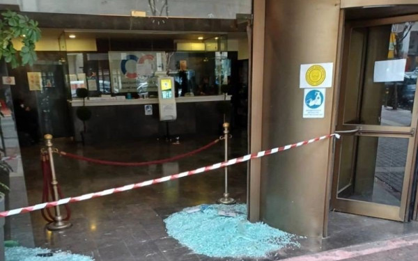 Ρουβίκωνας: Νέα επίθεση με βαριοπούλες στο Μέγαρο του ΟΣΕ