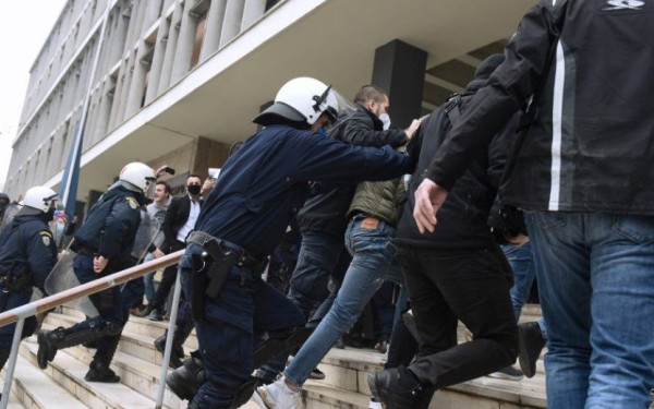 Αύριο ξεκινά η δίκη για τη δολοφονία του Άλκη Καμπανού: Για πρώτη φορά οι γονείς αντιμέτωποι με τους 12 