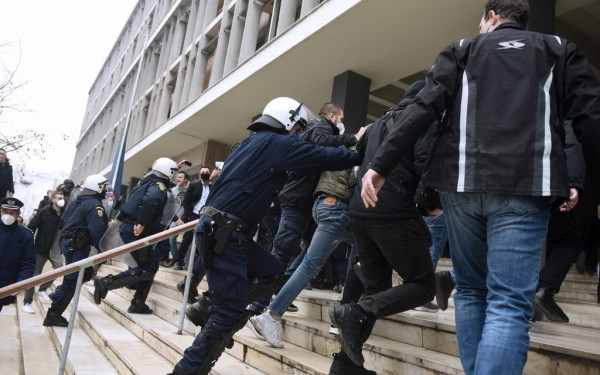 Δολοφονία Άλκη: Ιατροδικαστική εξέταση για το τραύμα στο χέρι ενός από τους συλληφθέντες, ζήτησε η ανακρίτρια