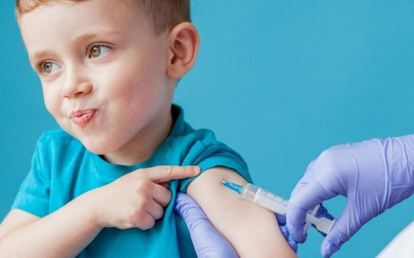 Κορονοϊός: Ξεκίνησαν οι εμβολιασμοί με το επικαιροποιημένο εμβόλιο - Τι ισχύει για τα παιδιά