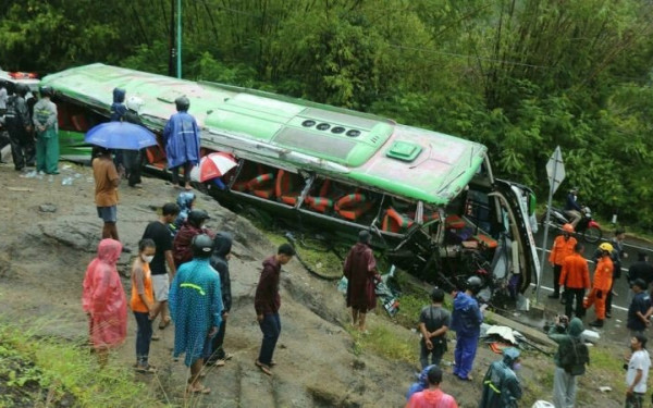 Τραγωδία στην Ινδονησία: Τουλάχιστον 13 νεκροί και δεκάδες τραυματίες σε δυστύχημα με λεωφορείο