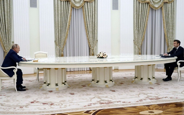 Λύθηκε το μυστήριο με το μακρύ τραπέζι: Ο Μακρόν δεν ήθελε να δώσει το DNA του στους Ρώσους  