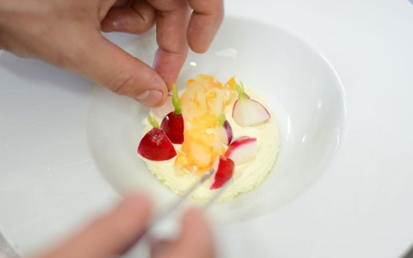 Γαλλία: Βραβευμένος σεφ απολύθηκε για καψόνι σε νεαρό εργαζόμενο: «Τον έδεσε γυμνό σε καρέκλα με μήλο στο στόμα»