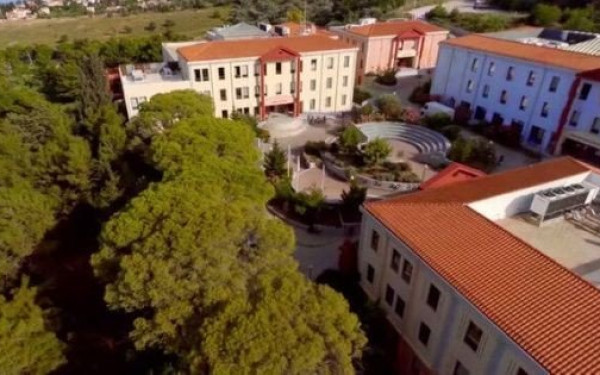 ΚΝΕ για ιδιωτικά πανεπιστήμια: Η κυβέρνηση κυριολεκτικά κλέβει τον κόπο χιλιάδων φοιτητών και των οικογενειών τους