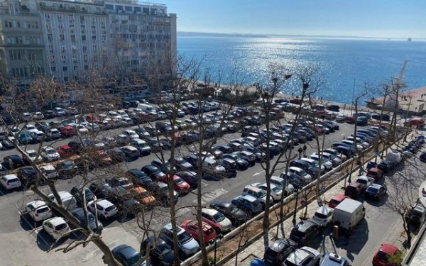 Πλατεία Ελευθερίας: 80 χρόνια μετά το «Μαύρο Σάββατο» κι ο Κ. Ζέρβας απεργάζεται ακόμη πάρκινγκ