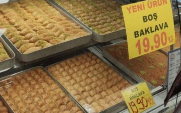 Ακραία φτώχεια στην Τουρκία: Πουλάνε άδειο μπακλαβά, άδεια τοστ και άδειες πίτες! (βίντεο)