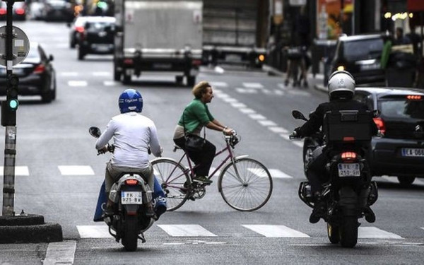Γαλλία: Δυο χρόνια επιπλέον στη δουλειά - Σύνταξη στα 64 χρόνια